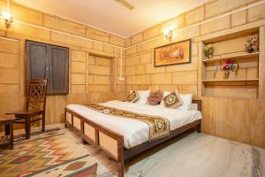ジャイサルメールにあるHotel Classic Jaisalmerの部屋にベッドとテーブルがある寝室