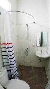 Phòng tắm tại Omah Bondi Family Homestay by FH Stay