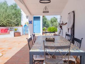 comedor con mesa azul y sillas en Cubo's Casa Rural Mar Verde, en Adamuz