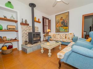 sala de estar con sofá azul y chimenea en Cubo's Casa Rural Mar Verde, en Adamuz