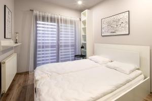 En eller flere senge i et værelse på Pretty, comfy and spacious apartment