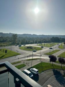 een uitzicht op een snelweg met voertuigen op de weg bij Beskid Apartamenty in Nowy Sącz