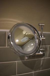 um espelho pendurado na parede de uma casa de banho em Alma Inn & Dining Rooms em Harwich