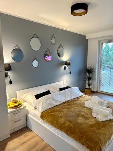 sypialnia z dużym łóżkiem z lustrami na ścianie w obiekcie Beskid Apartamenty w Nowym Sączu