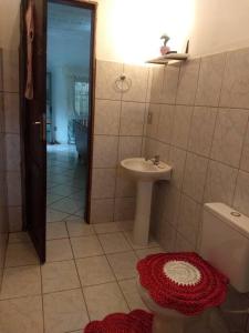uma casa de banho com um WC e um lavatório em Recanto São Romão em Nova Friburgo