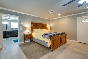 Katil atau katil-katil dalam bilik di Quiet Oklahoma Studio Vacation Rental