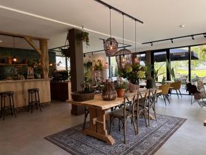 a dining room with a wooden table and chairs at Hoeve BuytenHout in Delft