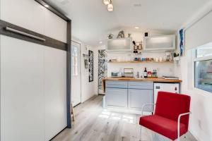 eine Küche mit einem roten Stuhl in einem winzigen Haus in der Unterkunft TINY ART HOUSE near the beat in Sacramento