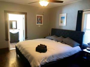 Un dormitorio con una cama grande con una bolsa. en Smart Spacious Artsy home near Midtown en Sacramento