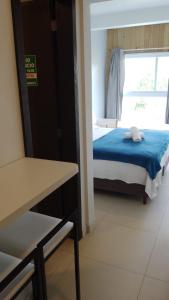 Cette petite chambre comprend un lit et une fenêtre. dans l'établissement Pousada Morro do Rosa, à Praia do Rosa