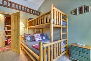 1 dormitorio con litera y escalera en Big Bear Lake Retreat with Private Hot Tub!, en Big Bear Lake