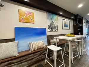 ein Esszimmer mit einem Tisch und einigen Gemälden an der Wand in der Unterkunft Artist's apartment in the heart of the city in Sacramento
