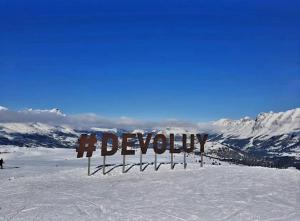 een bord op een met sneeuw bedekte berg bij Superdévoluy Les Issarts in Superdevoluy