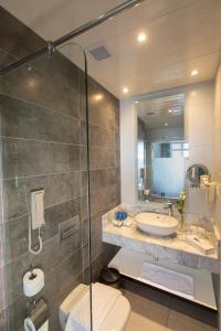 een badkamer met een toilet, een wastafel en een douche bij Naama Bay Suites & SPA in Sharm El Sheikh