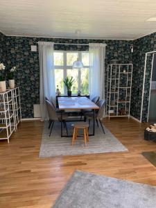 a dining room with a table and chairs at Haus Lasse in Immeln