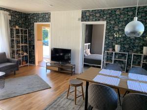 Haus Lasse في Immeln: غرفة معيشة مع طاولة وتلفزيون