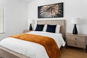 - une chambre avec un lit et une couverture brune dans l'établissement Spacious Modern Apartments at Hideaway North Scottsdale close to Kierland Commons, à Scottsdale