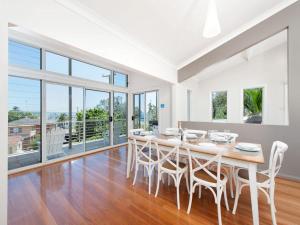 biała jadalnia ze stołem i krzesłami w obiekcie Beachside Haven - Your Perfect Oasis Home w mieście Nelson Bay