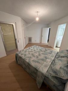 1 dormitorio con 1 cama y puerta al garaje en Mars Suites Alondra en Madrid