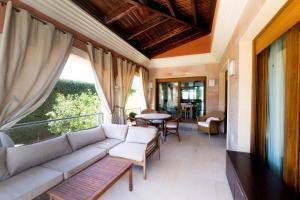 Private Villa Martaver, swiming pool, BBQ & Pool table في موتاكسامل: غرفة معيشة مع أريكة ونافذة كبيرة