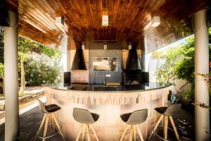 Private Villa Martaver, swiming pool, BBQ & Pool table في موتاكسامل: مطبخ خارجي مع كراسي ومكتب