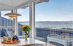 una sala da pranzo con vista sull'oceano di 2 Bedroom Gorgeous Home In Ebeltoft a Ebeltoft