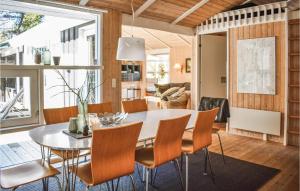 エーベルトフトにあるBeautiful Home In Ebeltoft With 4 Bedrooms, Sauna And Wifiのダイニングルーム、リビングルーム(テーブル、椅子付)