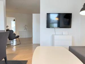 TV a/nebo společenská místnost v ubytování Cozy New Apartment In Popular Area In Alliancevej 8a 2