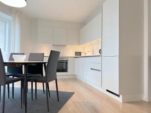 Kuchyň nebo kuchyňský kout v ubytování Cozy New Apartment In Popular Area In Alliancevej 8a 2