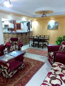 un soggiorno con divani e tavolo e una sala da pranzo di Apartment in Miami Sidi Bishr ad Alessandria d'Egitto