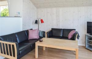 HaslevgårdeにあるLovely Home In Hadsund With Kitchenのリビングルーム(黒い革張りのソファ、コーヒーテーブル付)
