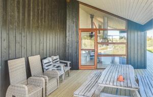 porche con 2 sillas, mesa y ventana en Lovely Home In Hirtshals With House Sea View, en Hirtshals