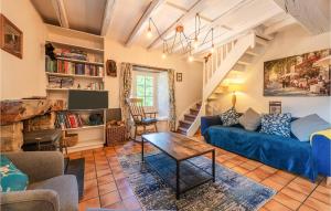 un soggiorno con divano blu e tavolo di Lovely Home In Argentonnay With Wifi a Saint-Clémentin