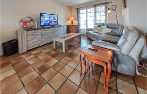 - un salon avec un canapé et une table dans l'établissement Pet Friendly Home In Plogoff With Kitchen, à Plogoff