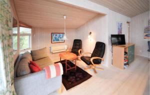 4 Bedroom Lovely Home In Ebeltoftにあるシーティングエリア
