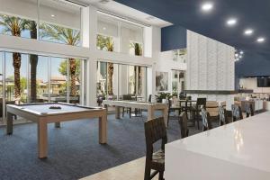um restaurante com mesas e cadeiras e uma mesa de bilhar em Premium One and Two Bedroom Apartments at Slate Scottsdale in Phoenix Arizona em Scottsdale