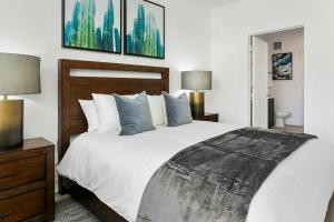 a bedroom with a large bed and two lamps at Premium One and Two Bedroom Apartments at Slate Scottsdale in Phoenix Arizona in Scottsdale