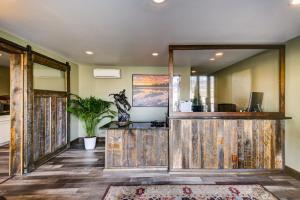 um átrio com uma recepção com portas de madeira em Roosevelt Hotel - Yellowstone em Gardiner