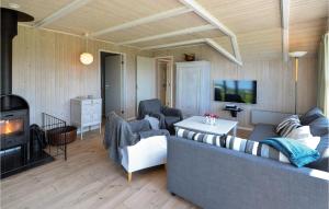 エーベルトフトにあるNice Home In Ebeltoft With 3 Bedrooms And Wifiのリビングルーム(ソファ、テレビ付)