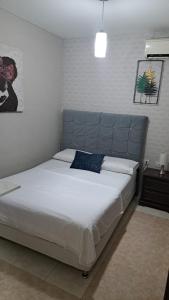 מיטה או מיטות בחדר ב-Hotel Bahia Suite
