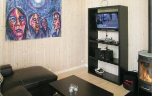 een woonkamer met een bank en een tv bij Cozy Home In Hadsund With Wifi in Haslevgårde