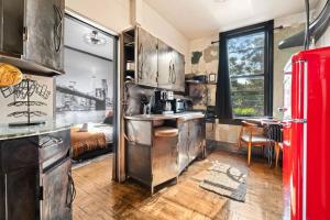 cocina con nevera roja en una habitación en Artistic Loft A Century-Old Gem, en Brooklyn
