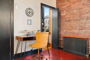 Φωτογραφία από το άλμπουμ του Bushwick Gem- Art Infused 2BR with Rooftop at "Tripoli Artisan Lofts" στο Μπρούκλιν