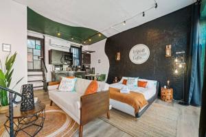 Artistic Cozy Loft Retreat في بروكلين: غرفة معيشة مع أريكة ومطبخ