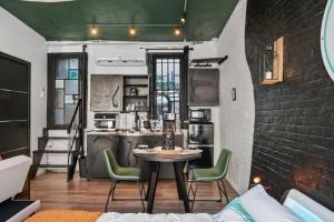 - un salon avec une table et des chaises dans l'établissement Artistic Cozy Loft Retreat, à Brooklyn