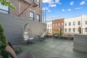 un patio con sedie e tavoli all'interno di un edificio di Artistic Cozy Loft Retreat a Brooklyn