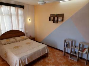 une chambre avec un lit et une grande fenêtre dans l'établissement Roshnee Apartments and Studios, à Grand Baie