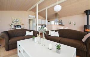エーベルトフトにあるAmazing Home In Ebeltoft With 3 Bedrooms And Wifiのリビングルーム(ソファ2台、テーブル付)