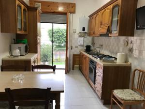 eine Küche mit einem Tisch und einem Herd Top-Backofen in der Unterkunft Casa Dani con piscina privata in Monticiano