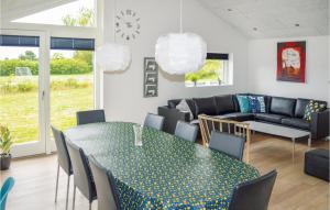 ein Wohnzimmer mit einem Tisch und einem Sofa in der Unterkunft 4 Bedroom Awesome Home In Hadsund in Haslevgårde